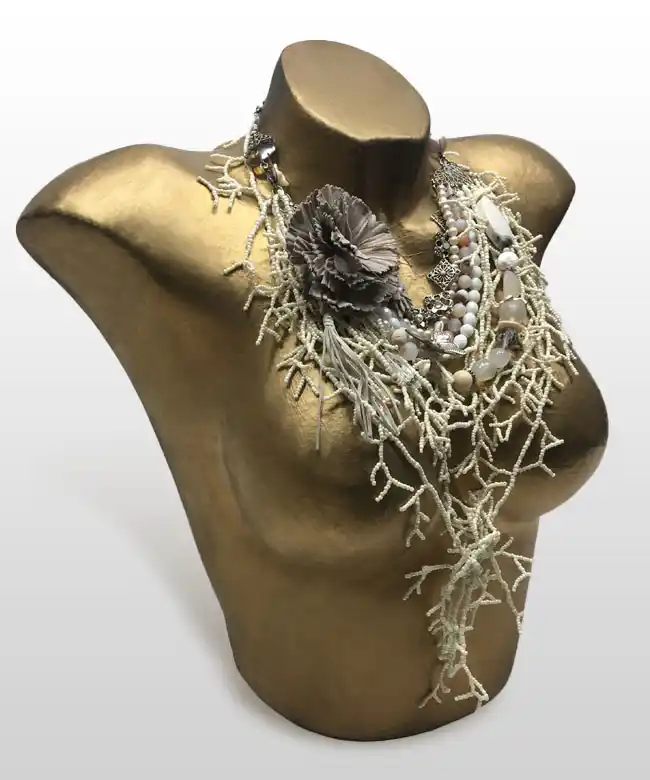 Créations de bijoux fantaisie Zor exposées en boutique à Paris