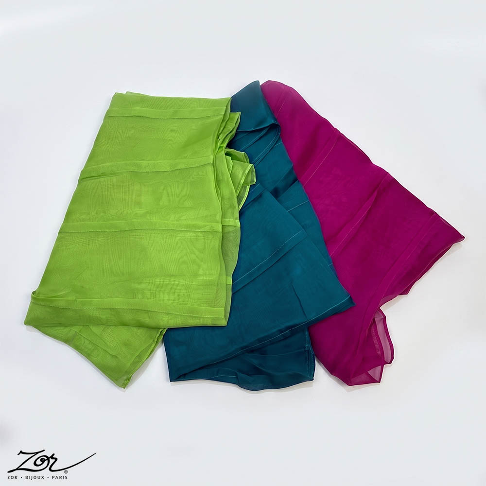 Étole grand voile à plis plats couleur vert anis, bleu paon, fuchsia. Zor Paris 2