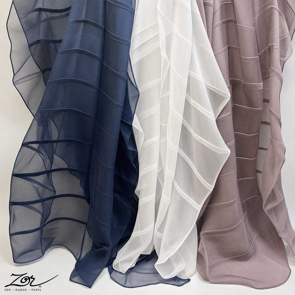 Étole grand voile à plis plats couleur marine, blanc, mastic. Zor Paris 2