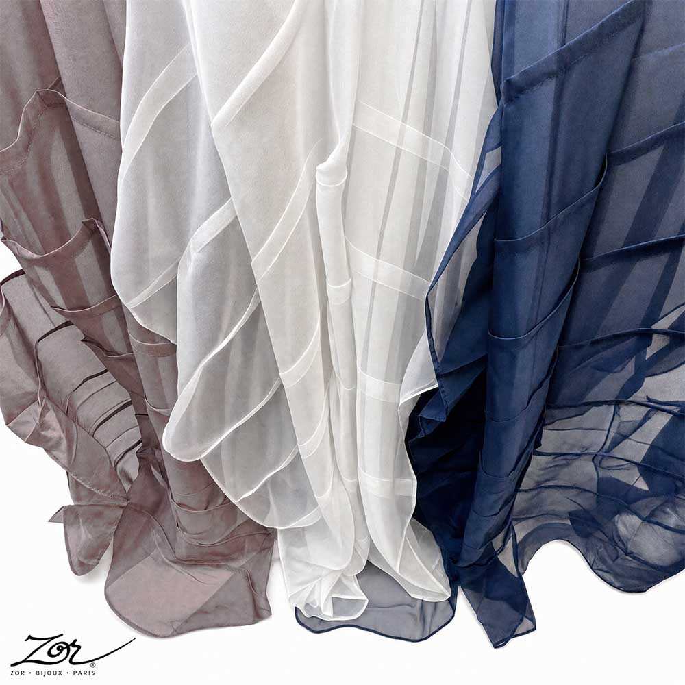 Étole grand voile à plis plats couleur mastic, blanc, marine. Zor Paris 2