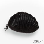 Minaudière clutch perlée noire coquillage — Vénus de Compostelle