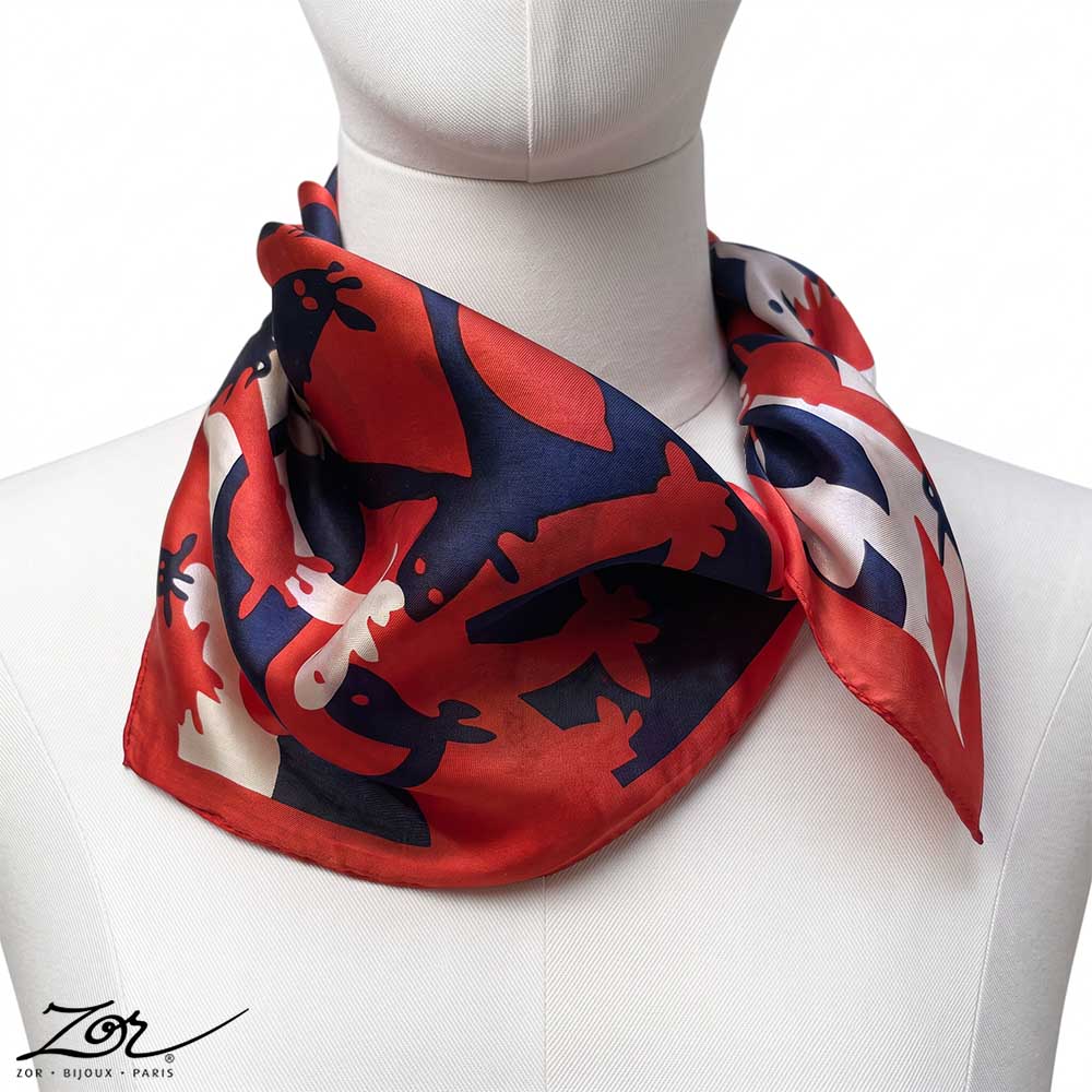 Foulard carré 100% soie de 50 x 50cm, design de girafe rouge, marine, blanc. Zor Paris